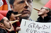 Miembros de sindicatos italianos ridiculizan a Matteo Renzi con una nariz de Pinocho. 