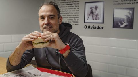 Enrique Tejada, con una hamburguesa de O Aviador