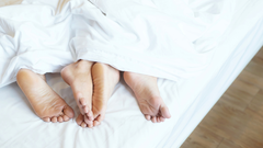 Dormir sin pijama es beneficioso para las parejas, ya que el contacto piel con piel favorece la produccin de serotonina.