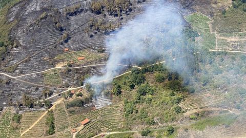 Fotografía del incendio de Rebordaos difundida a través de la cuenta de Twitter de la brigada de bomberos forestales helitransportada del monte Marroxo