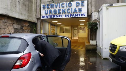 Entrada de las urgencias pediátricas del Hospital Provincial de Pontevedra, donde se atienden estos días cien asistencias por jornada
