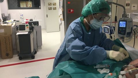 Marta López Sánchez, anestesista del Chuac, atendiendo a un paciente covid en la unidad de reanimación durante los momentos más duros de la pandemia.