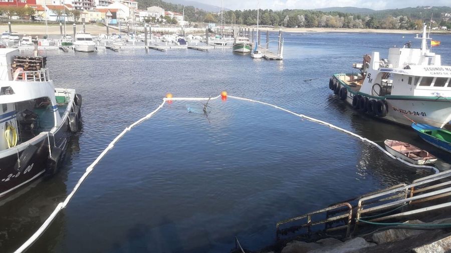 Colocadas barreras anticontaminación en Escarabote por un vertido de gasoil