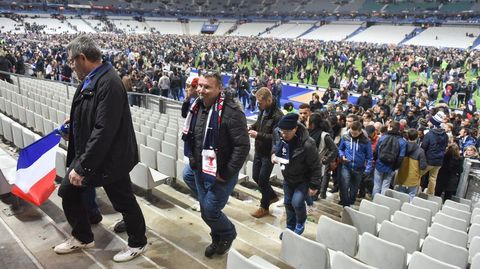 Espectadores del partido entre Francia y Alemania dejan el estadio tras el encuentro amistoso.