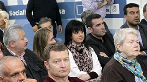 Eva Martnez Acn, en el centro de la imagen, en una asamblea del PSOE corus