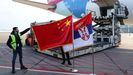 La bandera de China y la bandera de Serbia, junto al avin que transport el milln de dosis de vacunas del Grupo Nacional Biotec de China (CNBG) de Sinopharm a su llegada al aeropuerto de Belgrado