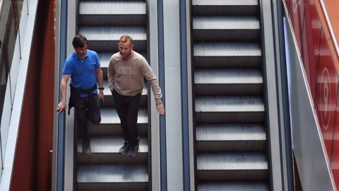 Primer día sin mascarillas en el centro comercial Marineda City de A Coruña