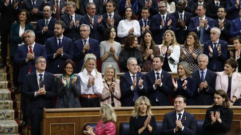 Ministros, diputados y senadores socialistas aplauden al t�rmino del acto de la jura de la Constituci�n de la princesa Leonor