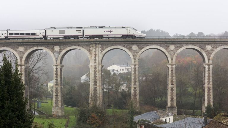 Lugo mejora su conexión de tren con Madrid, pero su estación de vacía por la mañana de actividad durante cinco horas