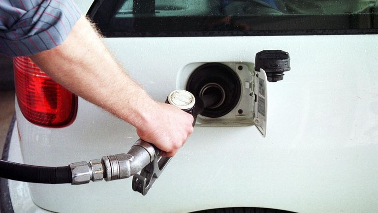 El Gobierno aprobará mañana 400 millones para el coche eléctrico y renovará la ayuda del IRPF