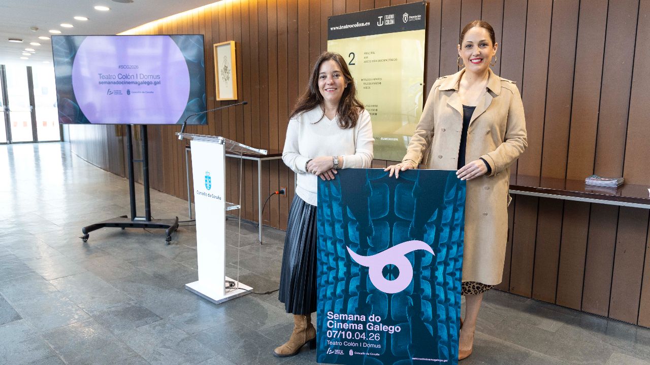 La alcaldesa de A Coru�a, In�s Rey, junto a Luc�a Regueiro, miembro de la directiva de la Academia Galega do Audiovisual, durante el acto de presentaci�n de la Semana do Cinema Galego.