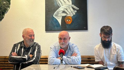 Fito Ferreiro, Federico Armenteros y Paco Novoación de la Fundación 26 de diciembre