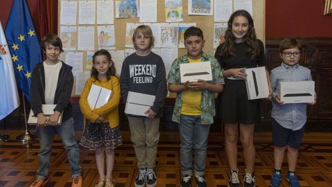 Los ganadores de la última edición de «Coñece o teu concello», en la entrega de premios en el Pazo de Raxoi