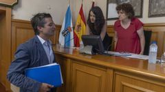 El portavoz del PP, Borja Verea, en un pleno con la alcaldesa, Goretti Sanmartn (BNG), y la primera teniente de alcalde y portavoz de Compostela Aberta (CA), Mara Rozas