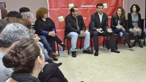 Acto del candidato de IU en Huelva con una asociacin de mujeres