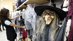 Imagen de archivo de disfraces de Halloween en una tienda de Ribeira