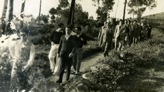 Imagen de los jugadores de la seleccin espaola dando un paseo por la zona de O Raal, en Arteixo, en 1945