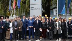 El concejal de Empleo de Langreo, Javier lvarez Alonso; el consejero de Salud, Pablo Fernndez Muiz; la alcaldesa de Langreo, Carmen Arbes; el director de planta de Bayer en La Felguera, Jorge lvarez Rodrguez; el presidente del Principado de Asturias, Adrin Barbn; el consejero delegado de Bayer Iberia, Bernardo Kanahuati; el consejero de Industria, Empleo, y Promocin Econmica, Enrique Fernndez; la responsable de Public Affairs y Departamento Tcnico de Bayer, Beatriz Vicn, y la directora de Comunicacin y Asuntos Pblicos Corporativos en Bayer Iberia, Laura Diguez.