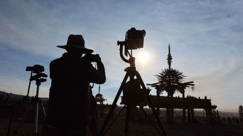Un fotgrafo se prepara para el eclipse solar