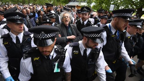 Cientos de manifestantes se citaron en el londinense parque de Hyde Park para protestar contra las restricciones impuestas a causa del coronavirus. La policía intervino y detuvo a varios activistas
