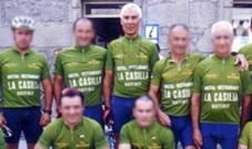 En el centro de la imagen, Juan José López Santamariña, con compañeros del club de ciclismo de Xermolos.
