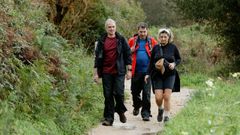 Tres peregrinos de Portugal, este viernes en una senda próxima a la Fervenza da Barosa