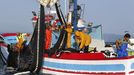 La política pesquera de la UE afecta a todos los profesionales que viven del mar, como a los tripulantes de este «xeiteiro» que aparece capturando sardina en Arousa en el 2020