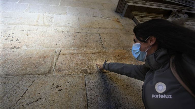 Marcas de montea hechas en el claustro de la Catedral de Lugo