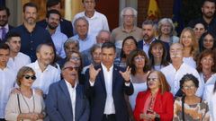 El presidente del Gobierno, Pedro Snchez, posa con los asistentes al acto de apertura del curso poltico desde el Palacio de la Moncloa.