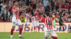 Diego S�nchez y Rober Pier celebran un gol