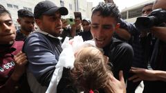 Familiares de un nio palestino de dos aos, Yasmeen Abu Rkab, lamentan su muerte en un ataque del Ejrcito israel.