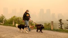 Un hombre se protege del humo en la provincia de Alberta