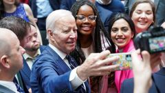 Joe Biden, haciéndose un selfi con estudiantes de la Universidad del Úlster, en Belfast