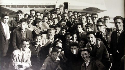 Aficionados congregados en el aeropuerto de Alvedro para recibir a Luis Su�rez tras su paso triunfal por Italia.