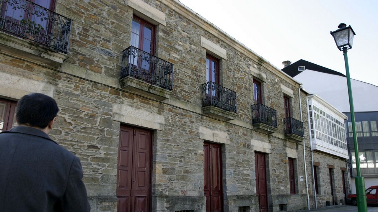 El momiji japons puede disfrutarse en Ames.A casa natal do escritor Eduardo Moreiras, na praza de San Martio,  un dos lugares que sern includos na ruta