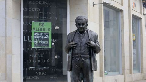 Bajo comercial cerrado en la plaza Anxo Fernndez de Lugo.