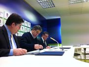 Jos� Manuel �lvarez, de Froiz, y Enrique Font, de Viaqua, firmaron los convenios con el alcalde (en el centro)