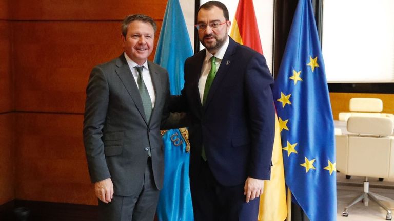 El presidente del Principado, Adrián Barbón, saluda al secretario de Estado de Transportes y Movilidad Sostenible, José Antonio Santano, en la sede de Presidencia.