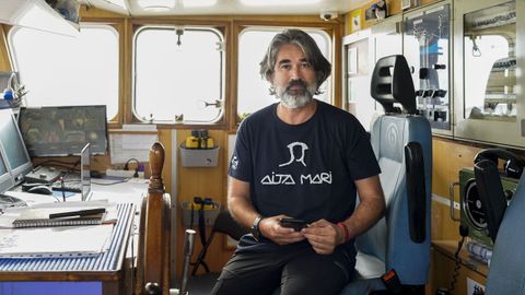 El fotógrafo coruñés a bordo del barco Aita Mari.