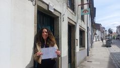 Antía Andrea Barcia muestra sus anotaciones familiares en la rúa de San Pedro, delante de una casa donde vivió su familia