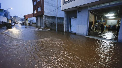 Varios bajos de la rúa Celeiro de Sarria se inundaron por la crecida del río.