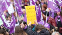 Una manifestante sostiene un cartel en el que se lee a sociedad machista, educacin feminista en las movilizaciones del 8M del 2020