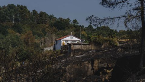 Una vivienda aislada que logró salvarse de las llamas.