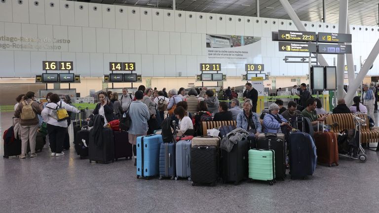 La drástica bajada en pasajeros de Lavacolla arrastra a la red aérea gallega a niveles previos a la pandemia