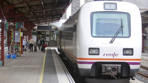 Imagen de un tren de Renfe llegando a la estación de Ferrol procedente de A Coruña