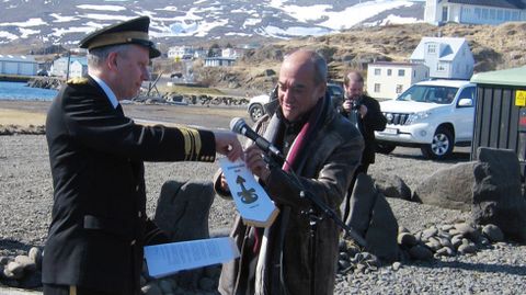 El comisionado Jonas Gudmundsson (izda.) le presenta al presidente de Gipuzkoa, Martn Garitano, la bandera de la Asociacin de Comisionados de Distrito de Islandia