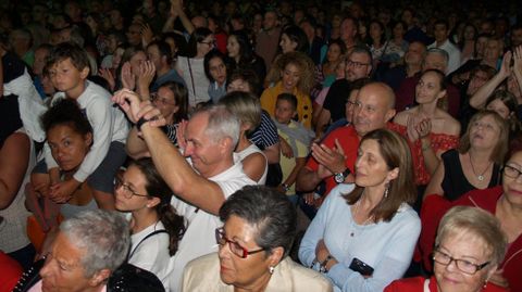 Miles de personas disfrutaron el domingo por la noche del concierto de Café Quijano, el primero de los cinco grauitos que se celebrarán en el Campo da Compañía durante las fiestas de Monforte