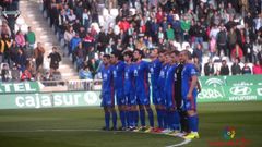 Los jugadores del Oviedo en el minuto de silencio
