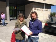 Los padres muestran un escrito con su versi�n de los hechos