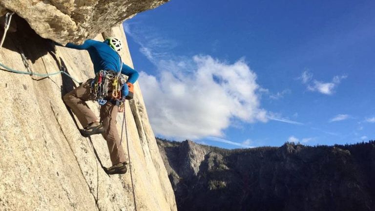 Un hombre escalando